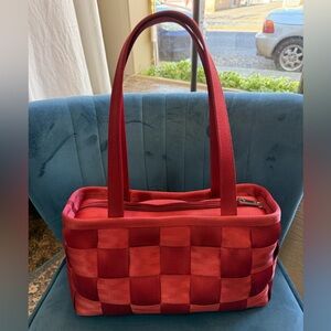 🔴 Harveys Seatbelt Bag – Red Checker Weave – Medium Tote